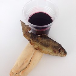 Reparto del tradicional pez, pan y vino en San Bernabé